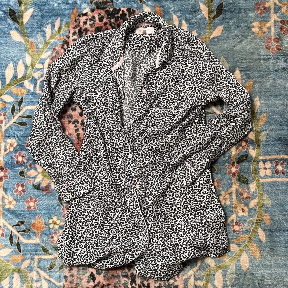 LAST CHANCE 〰️ victorias secret pajama shirt